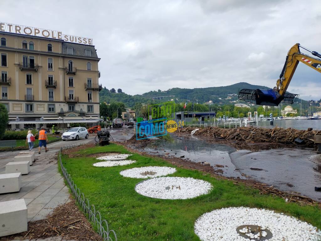 ultimi lavori per rimuovere detriti sul lungolago di como dopo esondazione