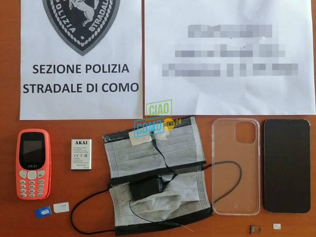 attrezzatura sequestrata da polizia a tre stranieri per esame di patente di guida con trucco