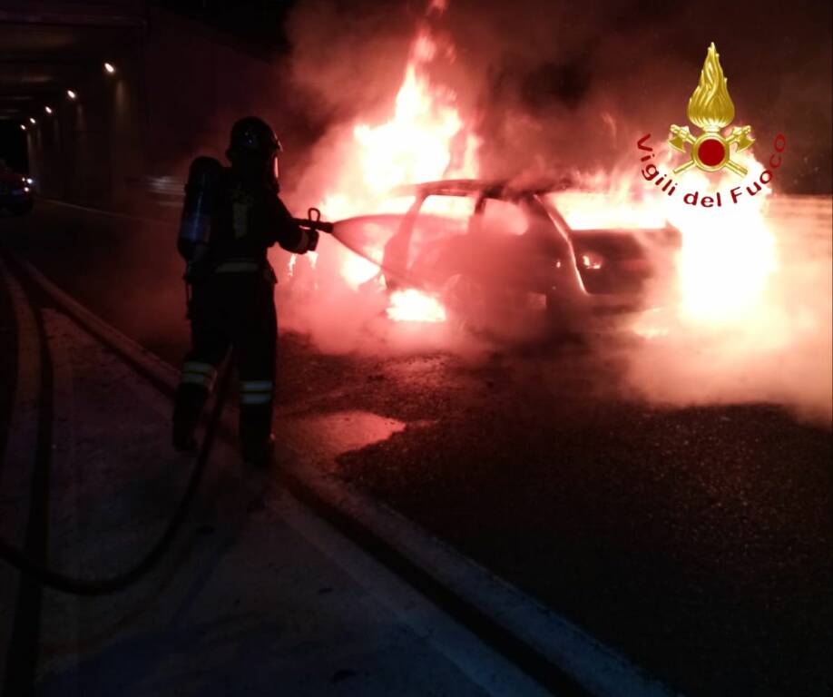 auto in fiamme fino mornasco intervento pompieri notte rampa accesso a9