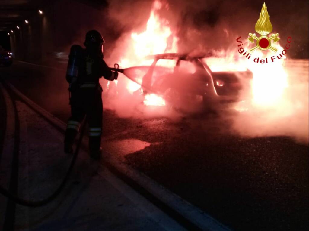 auto in fiamme fino mornasco intervento pompieri notte rampa accesso a9