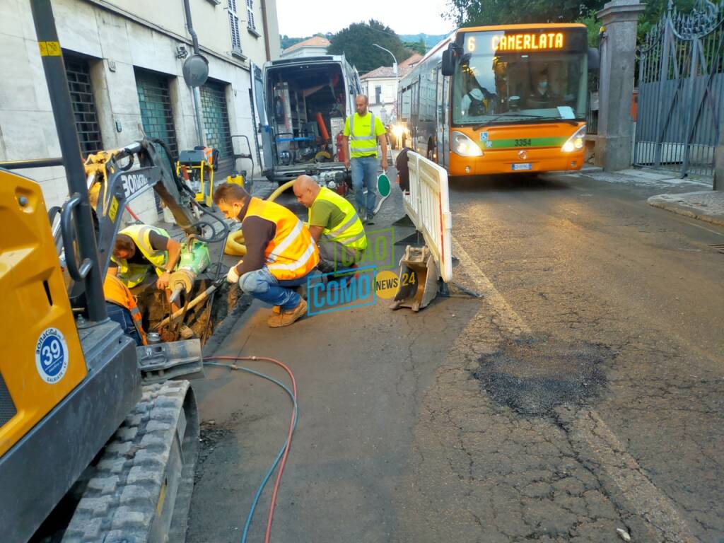 caos a como per rottura tubazione in via borgovico questa notte operai cantiere traffico