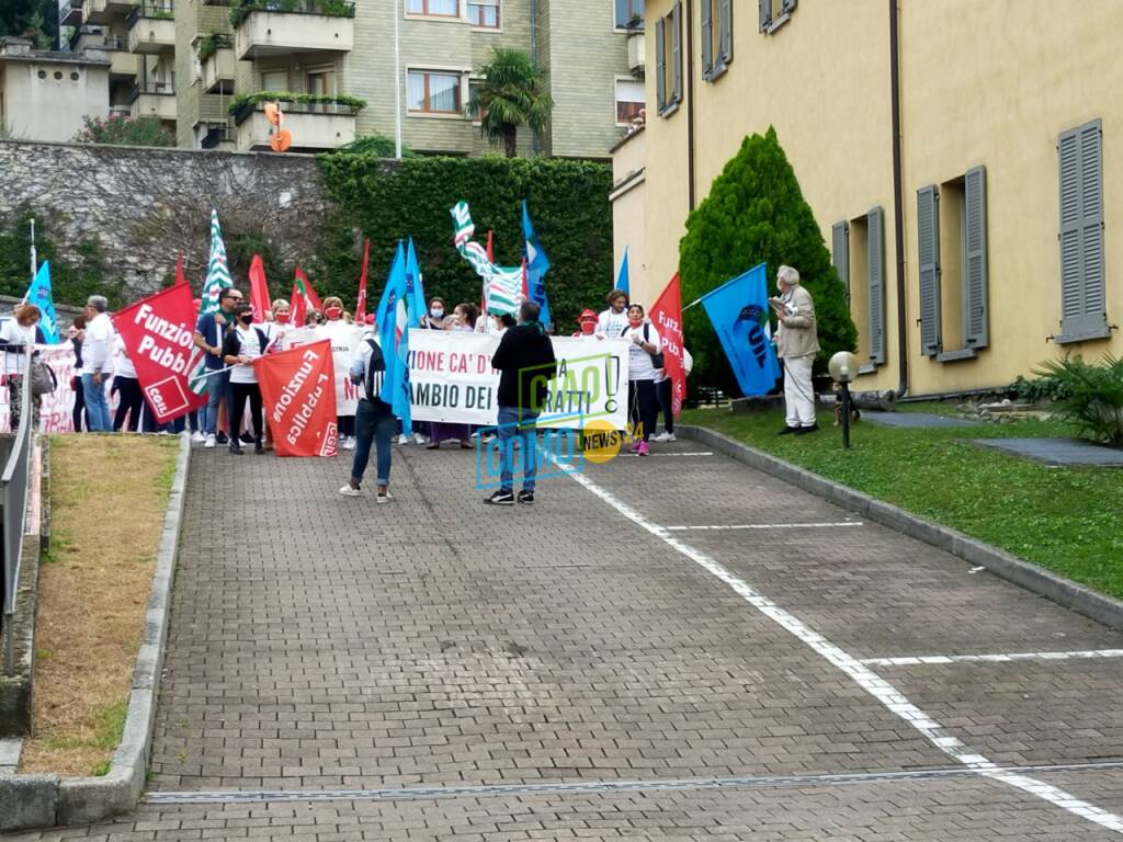 corteo protesta dipendenti e sindacati Cà d'Industria sulle vie di como con forze ordine