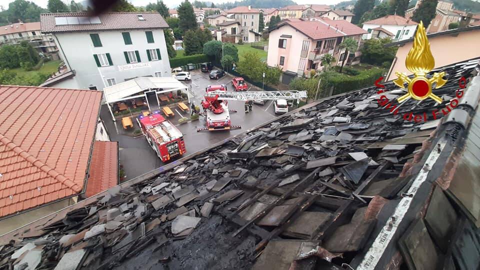 incendio tetto valmorea centro paese pompieri in azione fumo