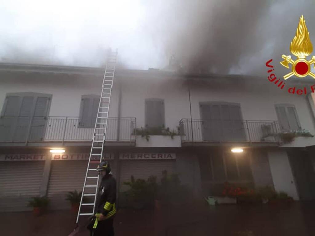 incendio tetto valmorea centro paese pompieri in azione fumo