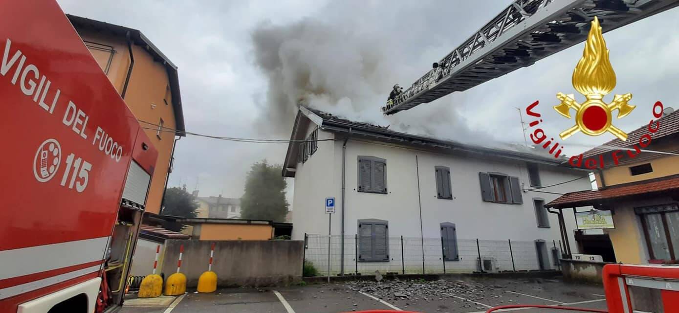 incendio tetto valmorea centro paese pompieri in azione fumo