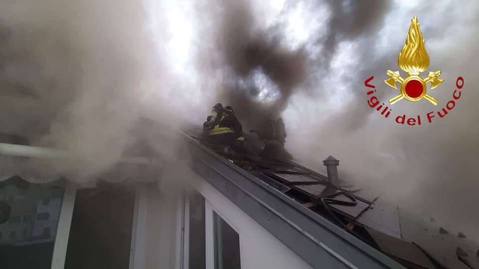 incendio tetto valmorea centro paese pompieri in azione fumo