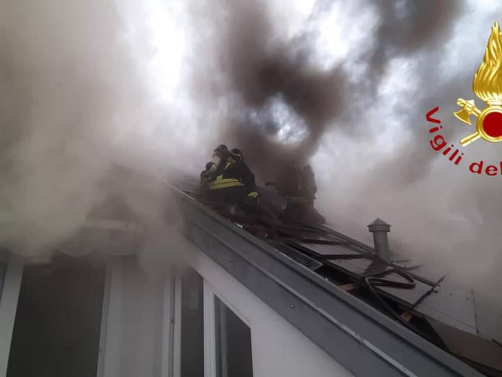 incendio tetto valmorea centro paese pompieri in azione fumo