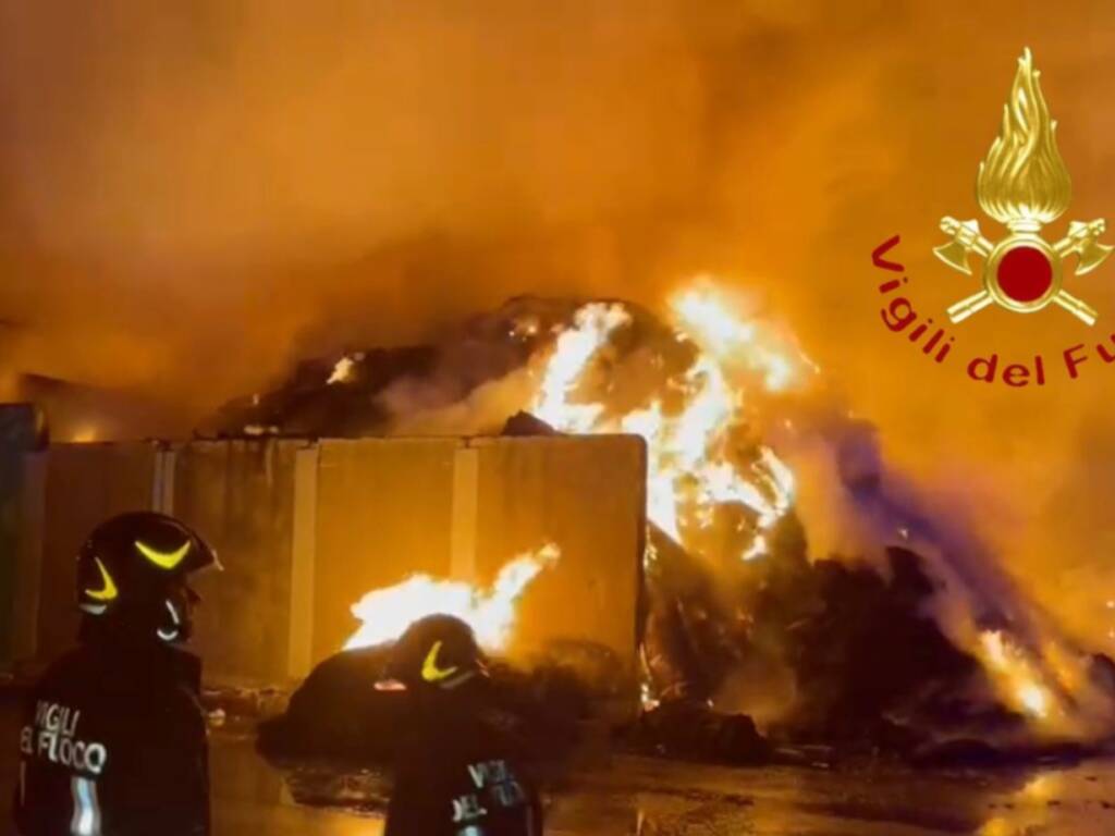 incendipo stasera azienda rifiuti di cermenate pompieri in posto