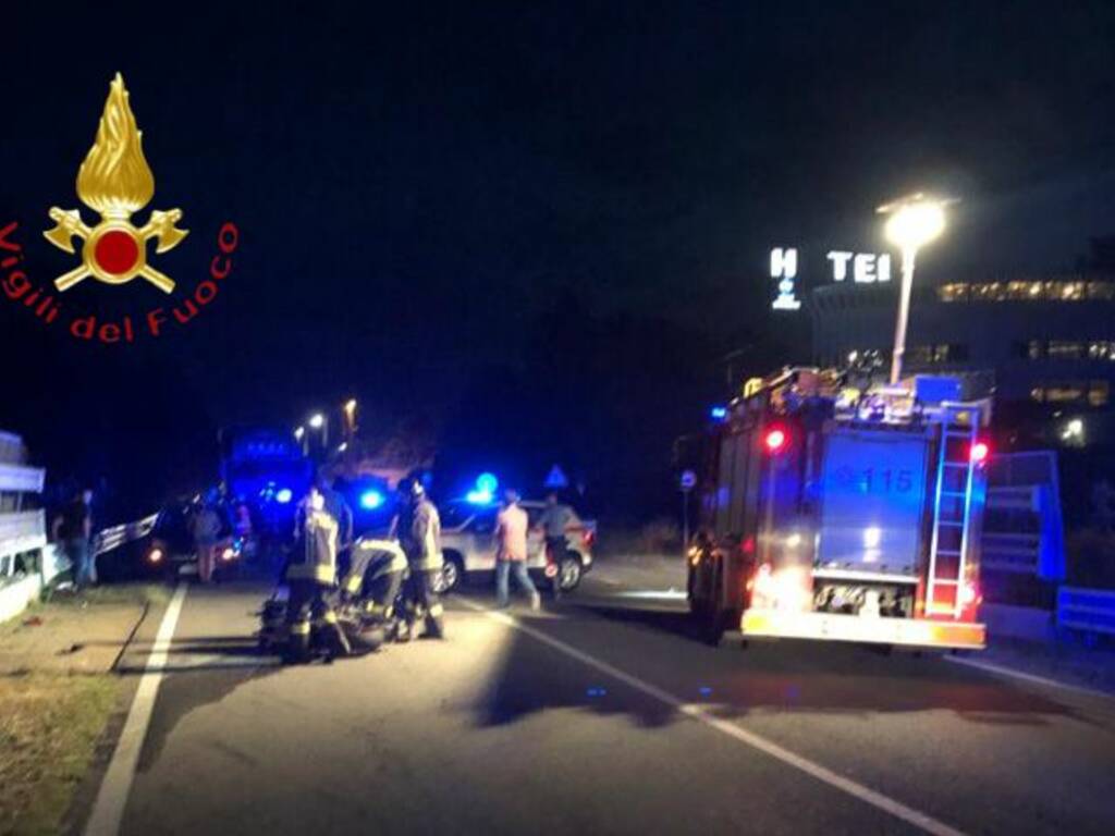 incidente auto moto albavilla viale prealpi pompieri e moto distrutta