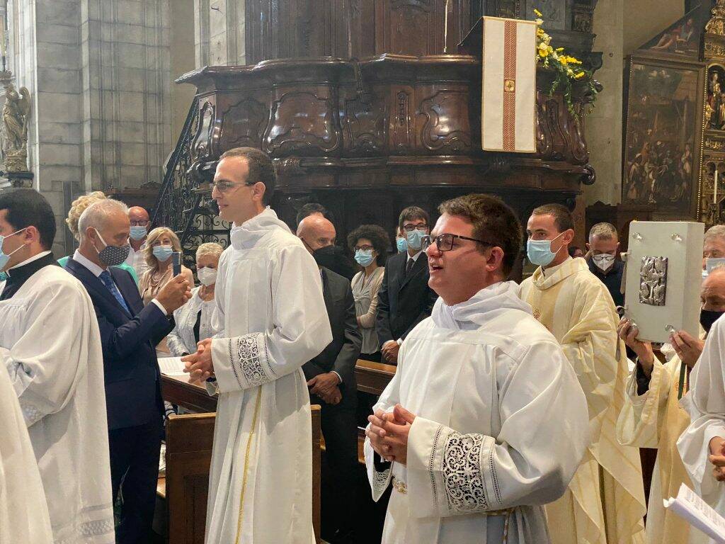 nuovi diaconi ordinati duomo como jacopo e davide con vescovo