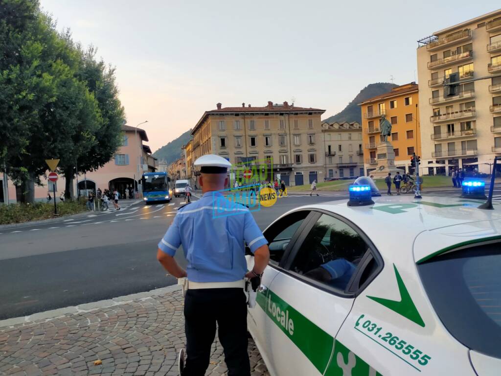 ripresa anno scolastico a como studenti con zaini in classe e agenti polizia locale