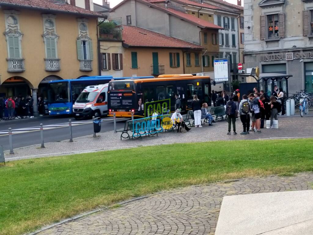 ripresa anno scolastico a como studenti con zaini in classe e agenti polizia locale