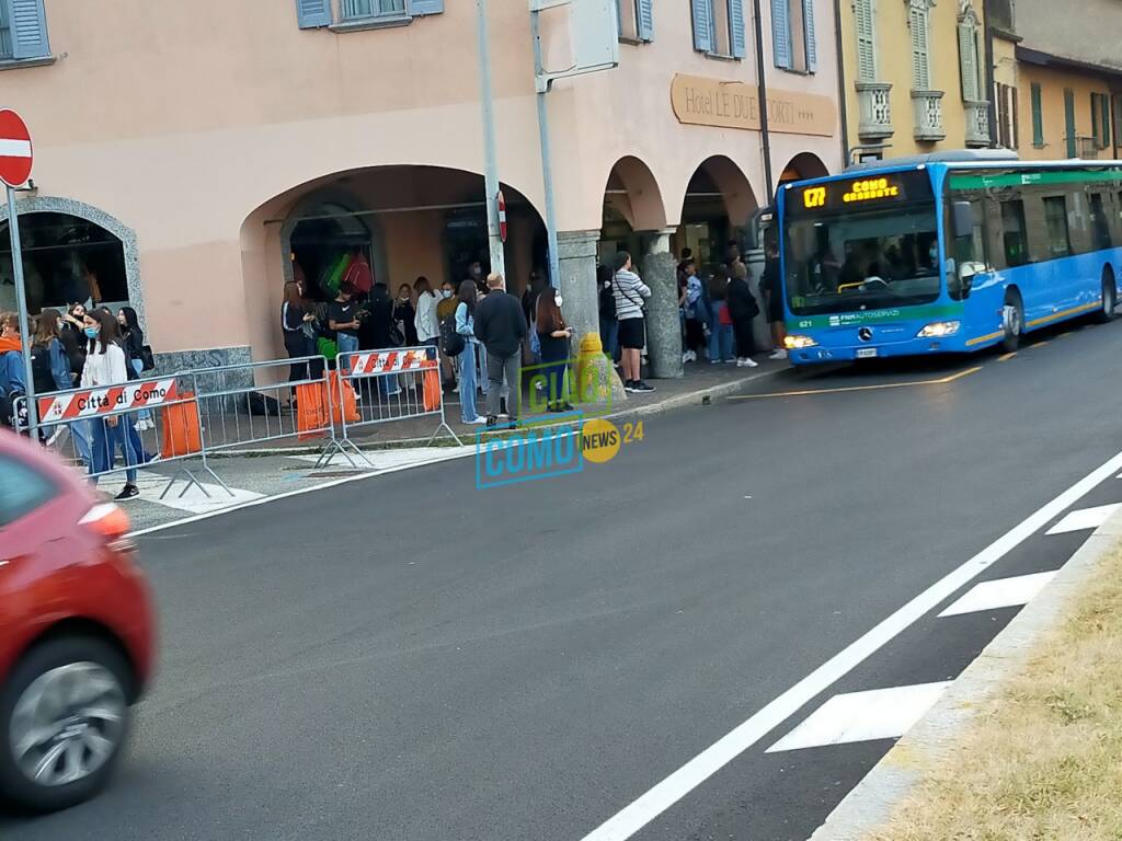 ripresa anno scolastico a como studenti con zaini in classe e agenti polizia locale