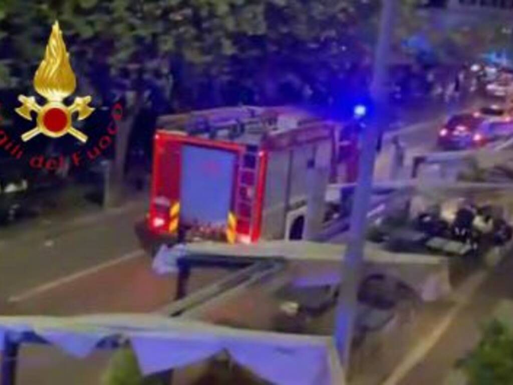 soccorso uomo in difficoltà nel lago pompieri notte viale geno como