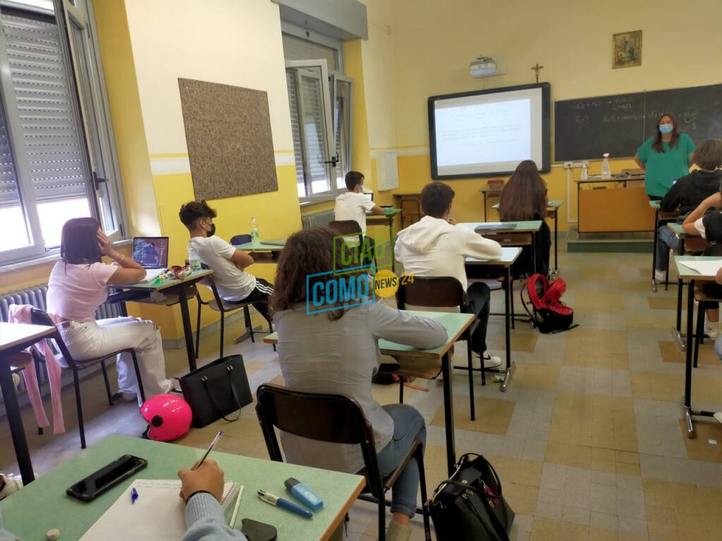 studenti collegio gallio già in aula ripresa scuola banchi