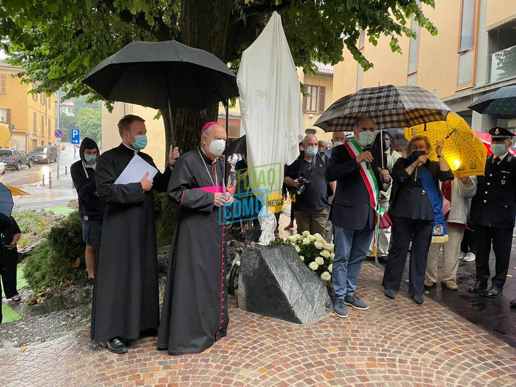 targa per don roberto a san rocco sindaco autorità vescovo e croce in ferro per lui