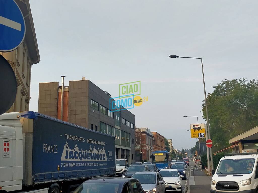 traffico e pullman secondo giorno di scuola a camerlata presa diretta stamattina