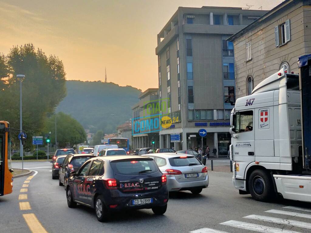 traffico e pullman secondo giorno di scuola a camerlata presa diretta stamattina