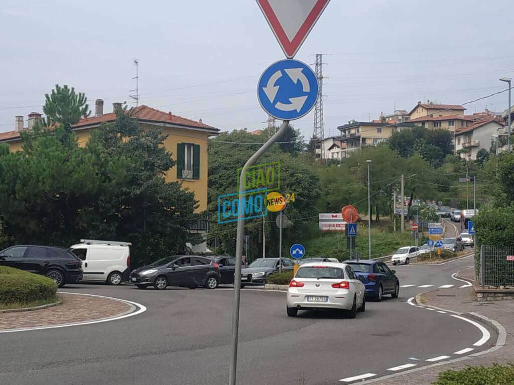 traffico intenso con camion per chiusura autostrada, rpercussioni strade di como