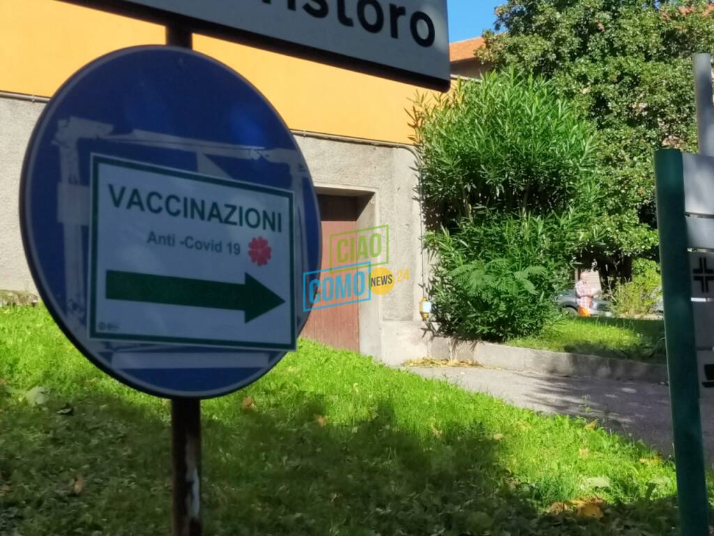 cartello vaccinazioni covid e influenza via napoleona camerlata