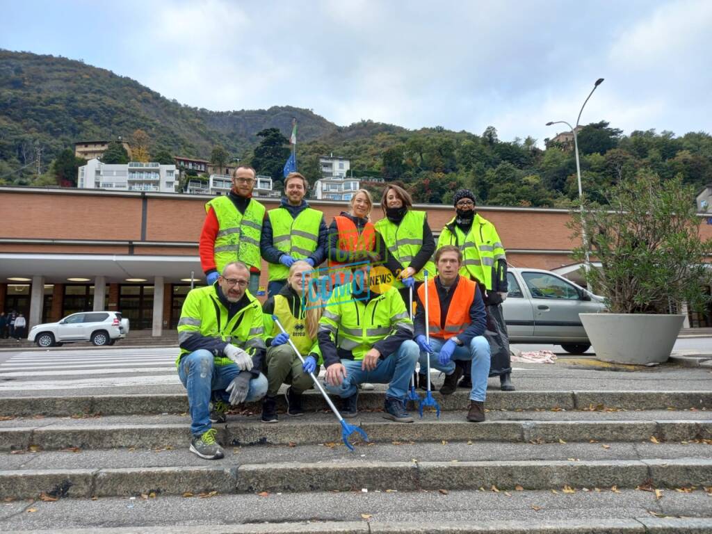 Como pulita e Rotaract sistemano la scalinata della stazione di como san giovanni