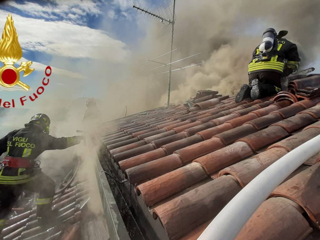 incendio tetto lurago marinone squadre dei vigili del fuoco in azione per domarlo