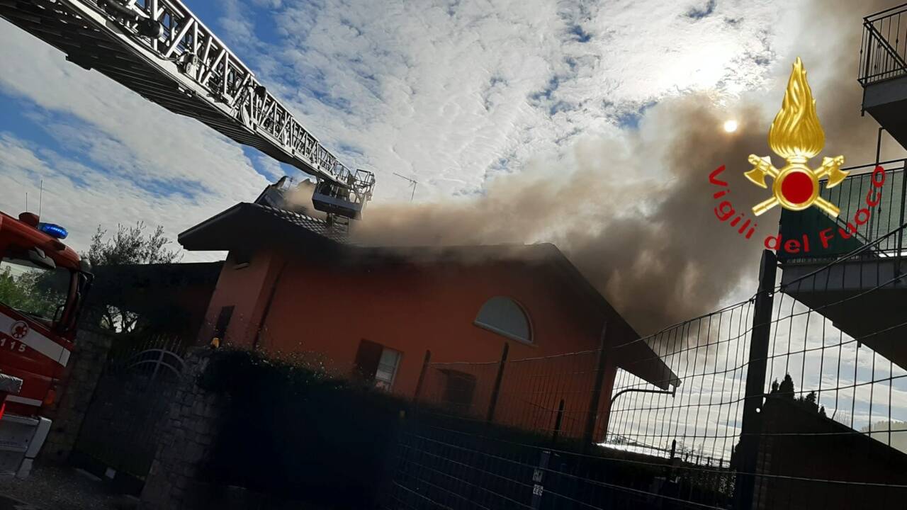 incendio tetto lurago marinone squadre dei vigili del fuoco in azione per domarlo