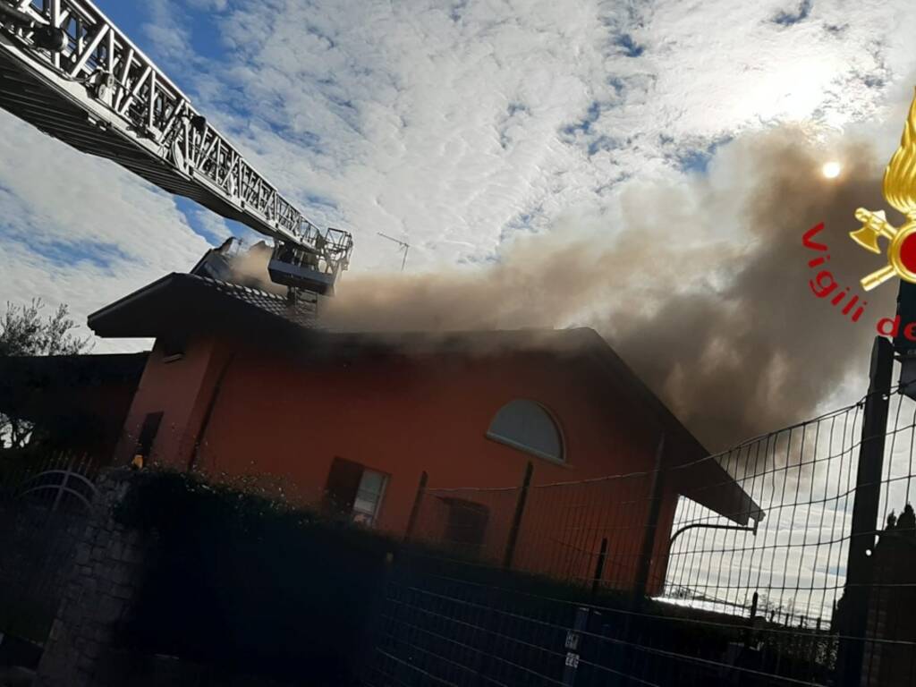 incendio tetto lurago marinone squadre dei vigili del fuoco in azione per domarlo