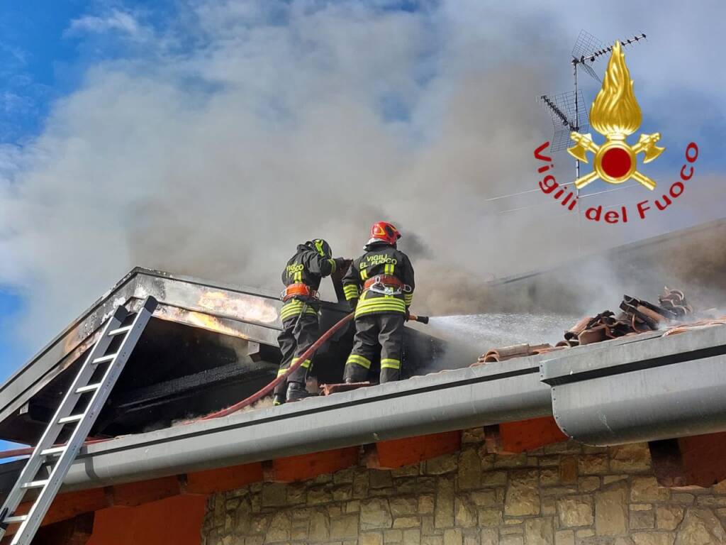 incendio tetto lurago marinone squadre dei vigili del fuoco in azione per domarlo