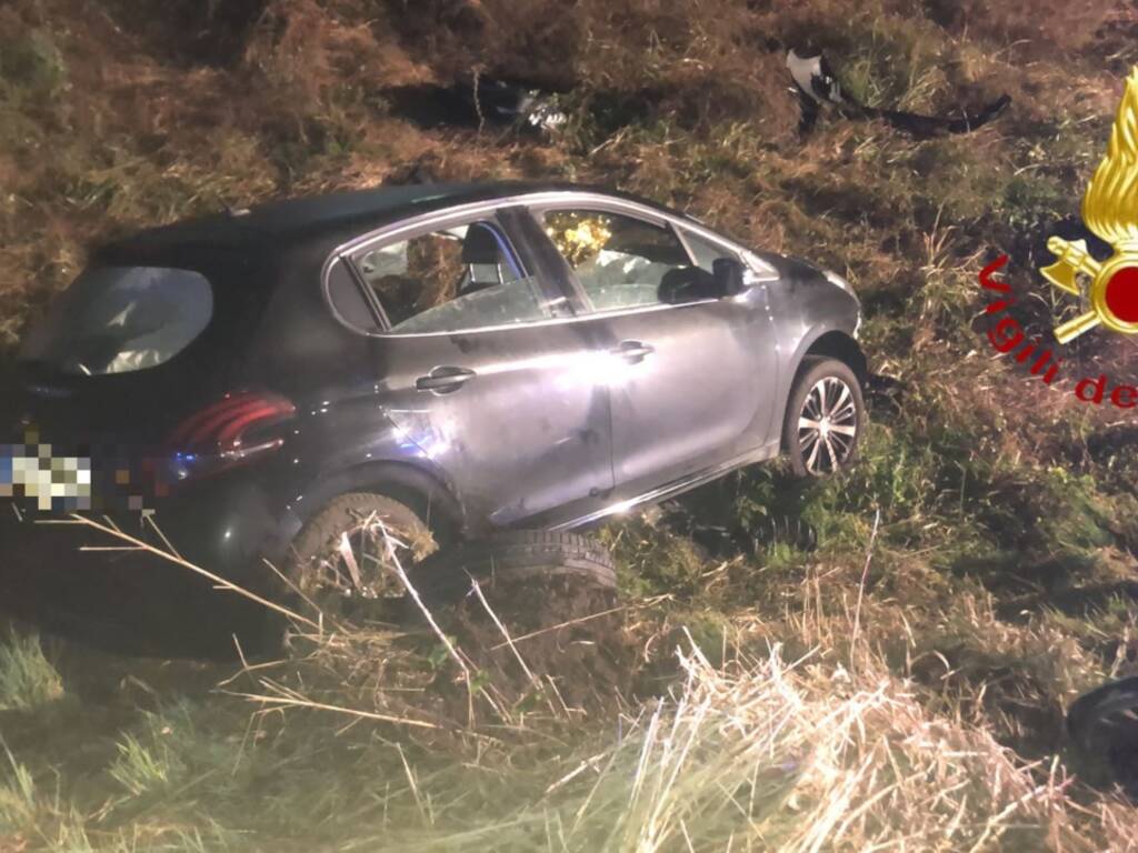 incidente albese auto fuori strada e nel fossato due feriti