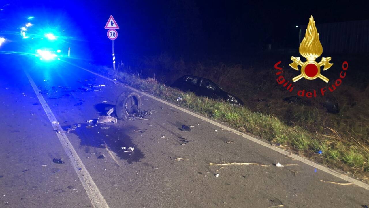 incidente albese auto fuori strada e nel fossato due feriti