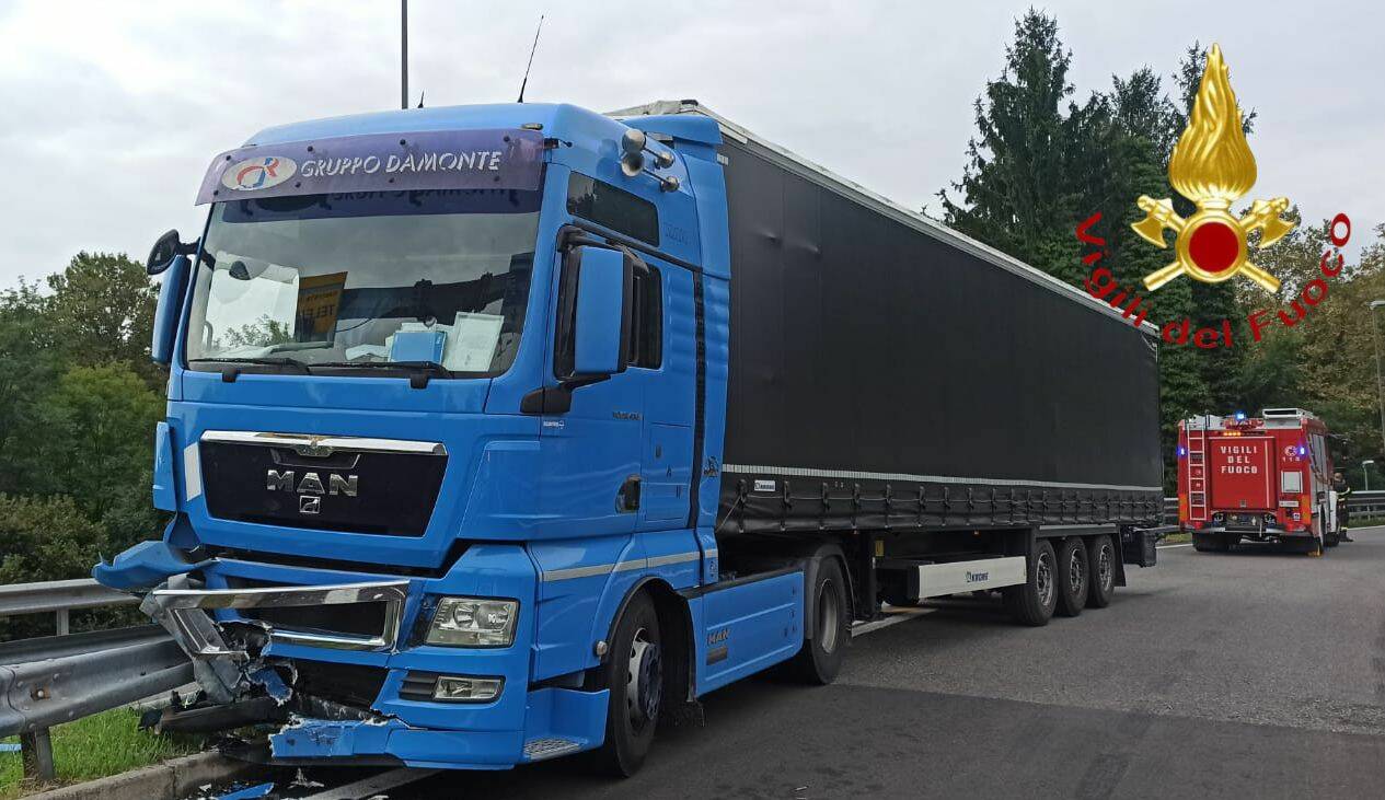 incidente tir uscita autostrada a fino mornasco schianto contro guard rail