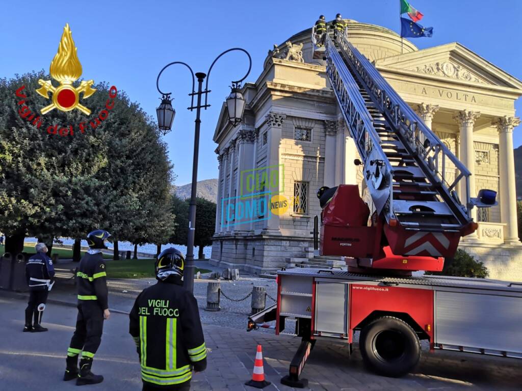 La mongolfiera urta il Tempio Voltiano e lo danneggia nella parte superiore