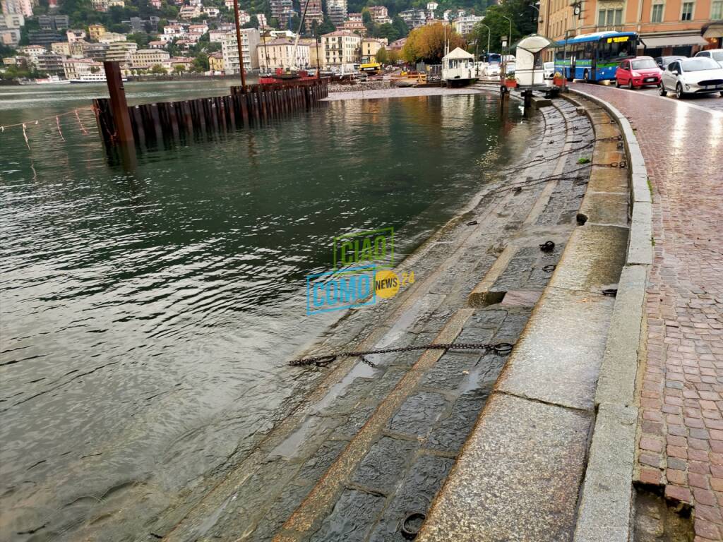 lago di como cresciuto nella notte allagamenti marciapiede e auto transito