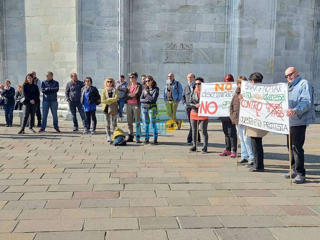 protesta piazza verdi contro green pass manifestanti striscioni slogan