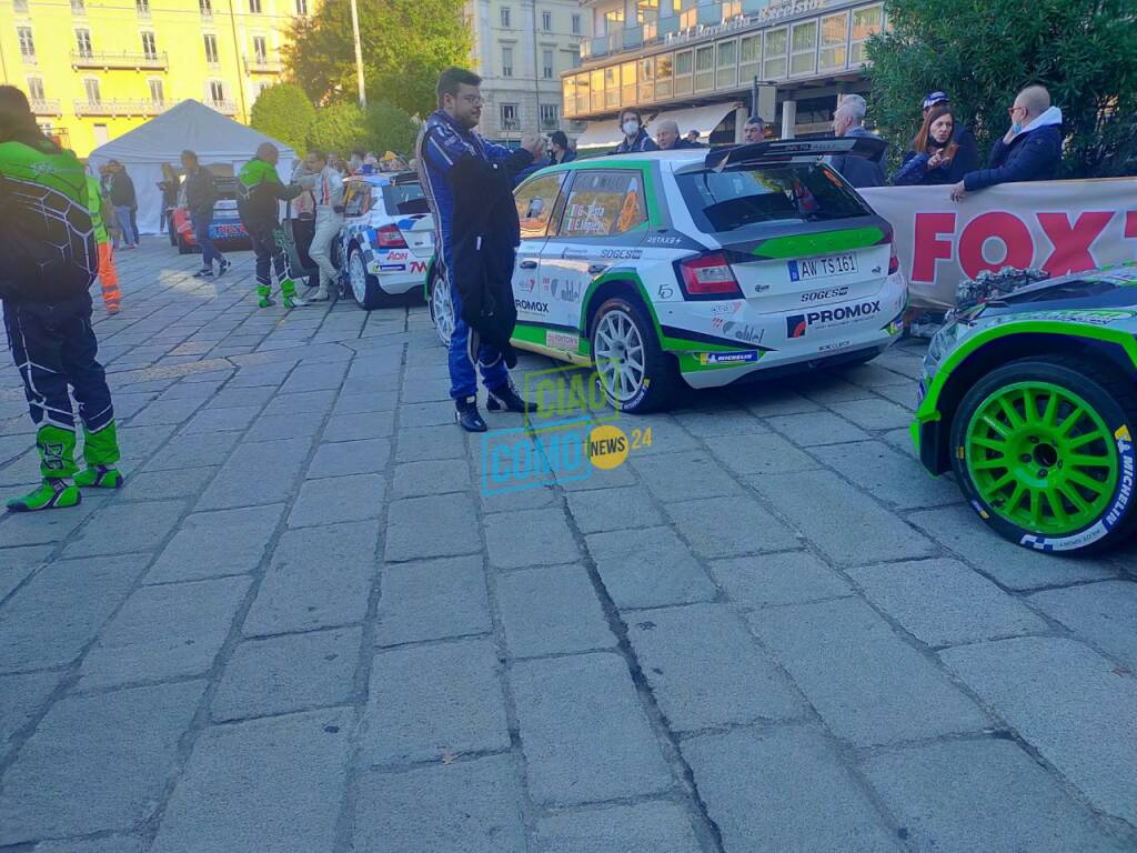 rally aci como auto in partenza da piazza cavour