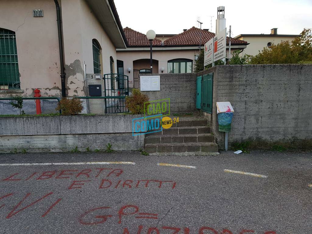 scritte offensive esterno sede cgil di fino mornasco