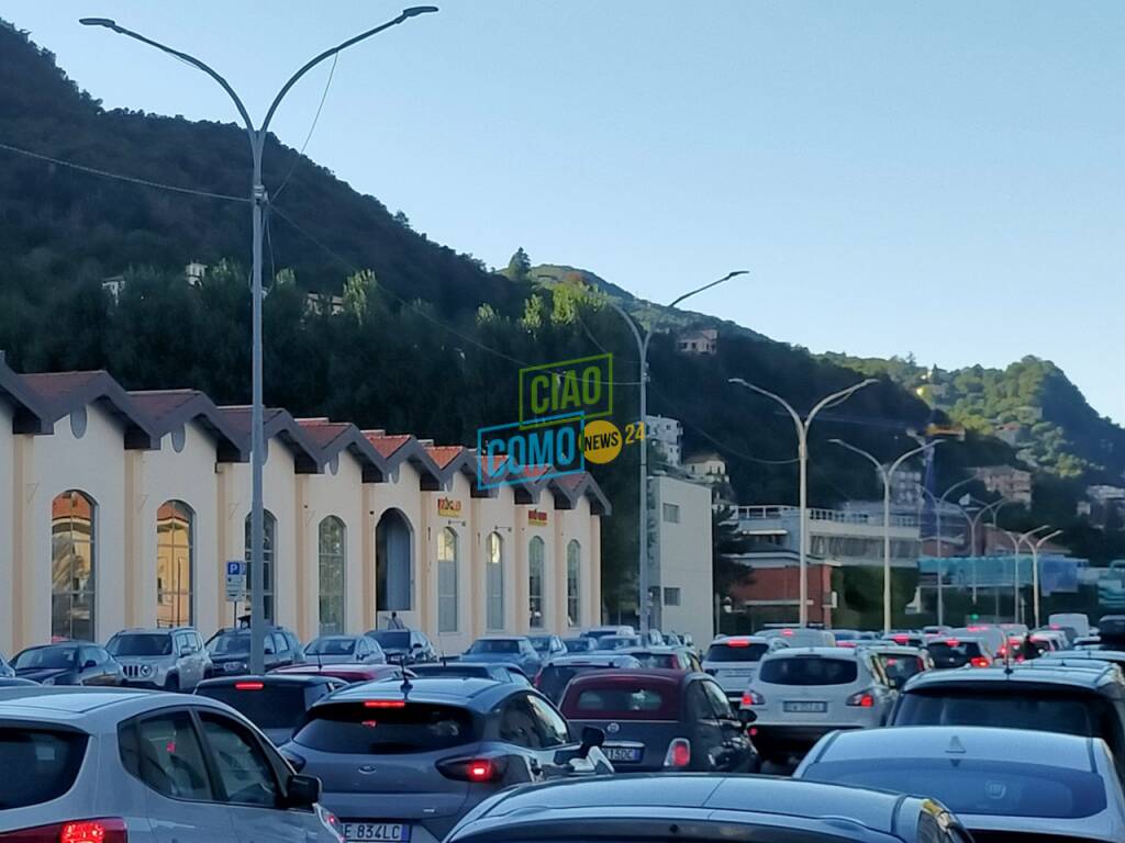 traffico caotico oggi strade di como traffico per chiusura autostrada viale innocenzo bloccato