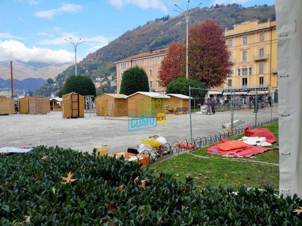 casette città dei balocchi costruzione in piazza Cavour a como