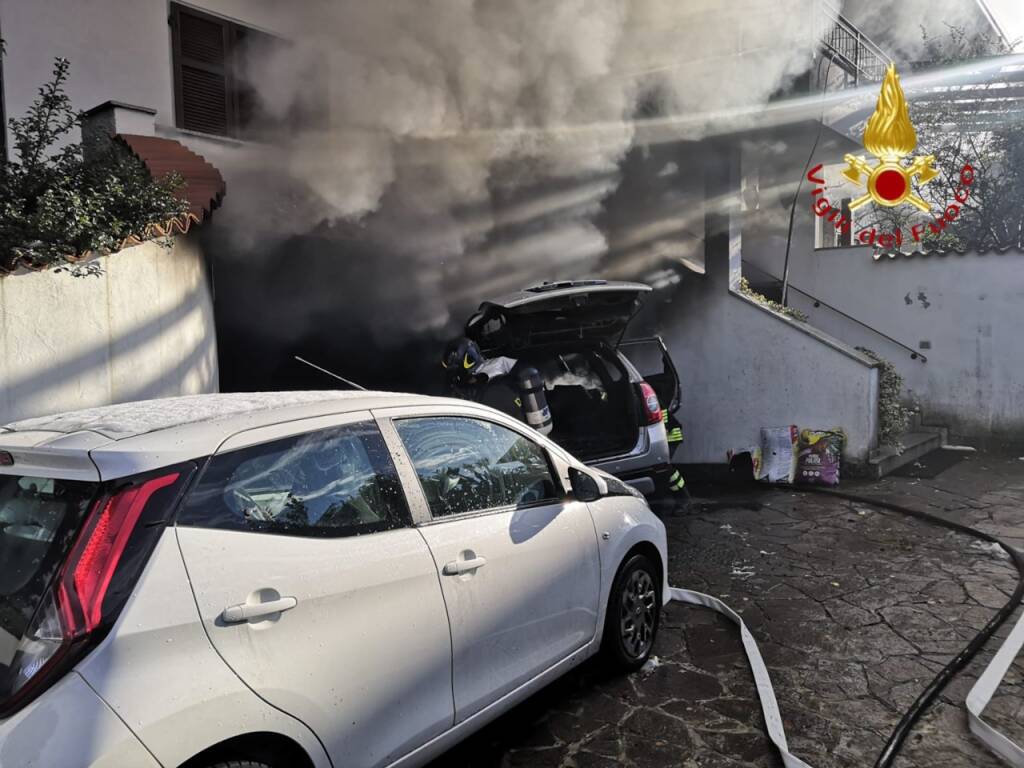 incendio cavallasca box di una villetta danni auto e moto