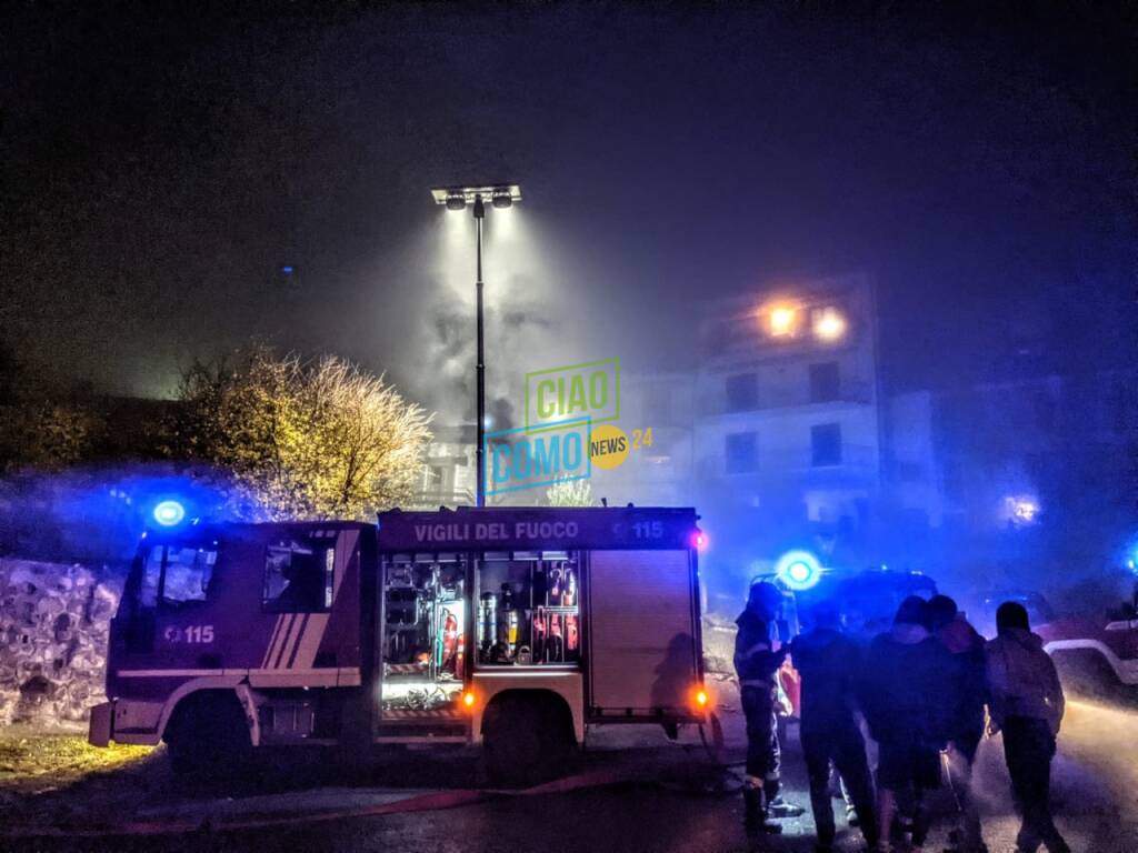 incendio tetto abitazione di ponna pompieri e danni