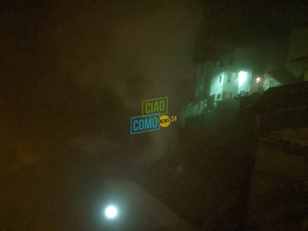 incendio tetto abitazione di ponna pompieri e danni