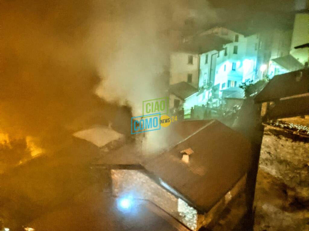 incendio tetto abitazione di ponna pompieri e danni