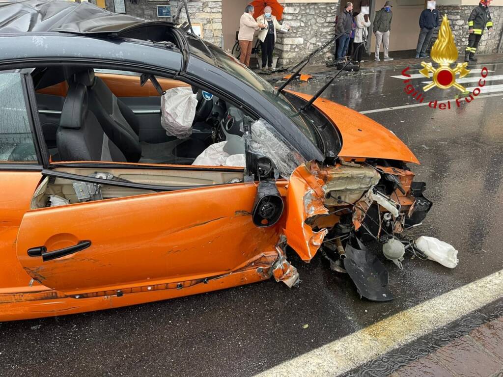 incidente a domaso, fuori strada con auto contro il muro