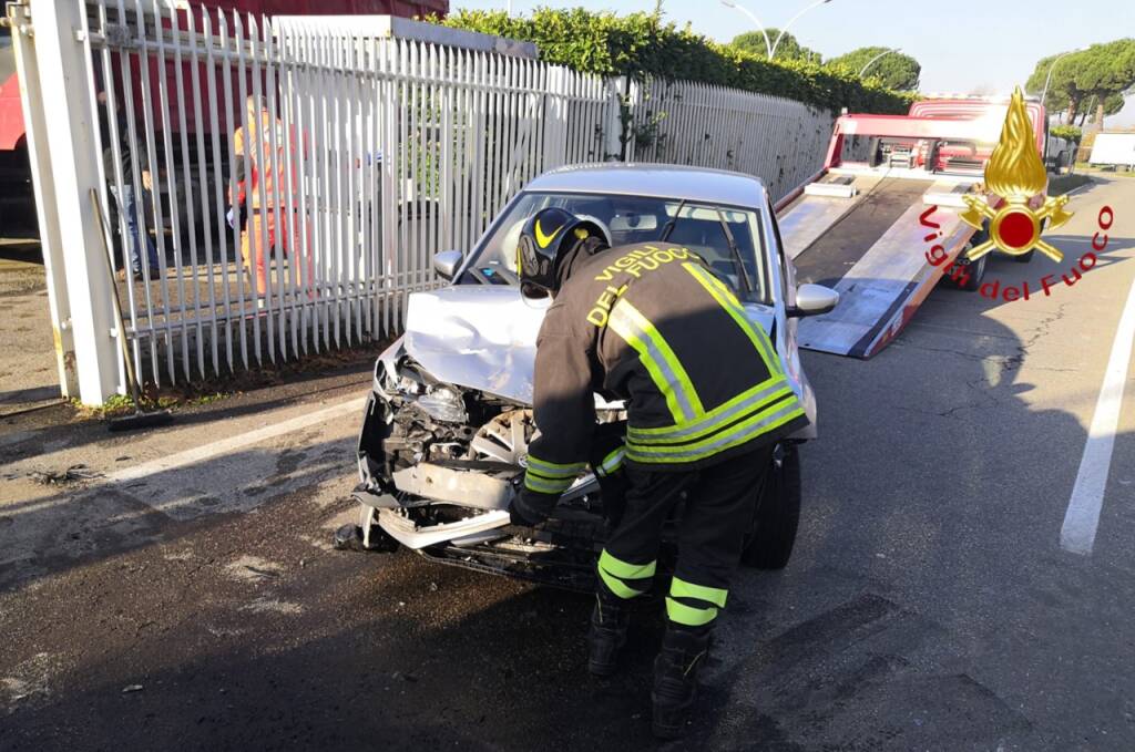 incidente auto e furgone a grandate via catelli soccorso pompieri