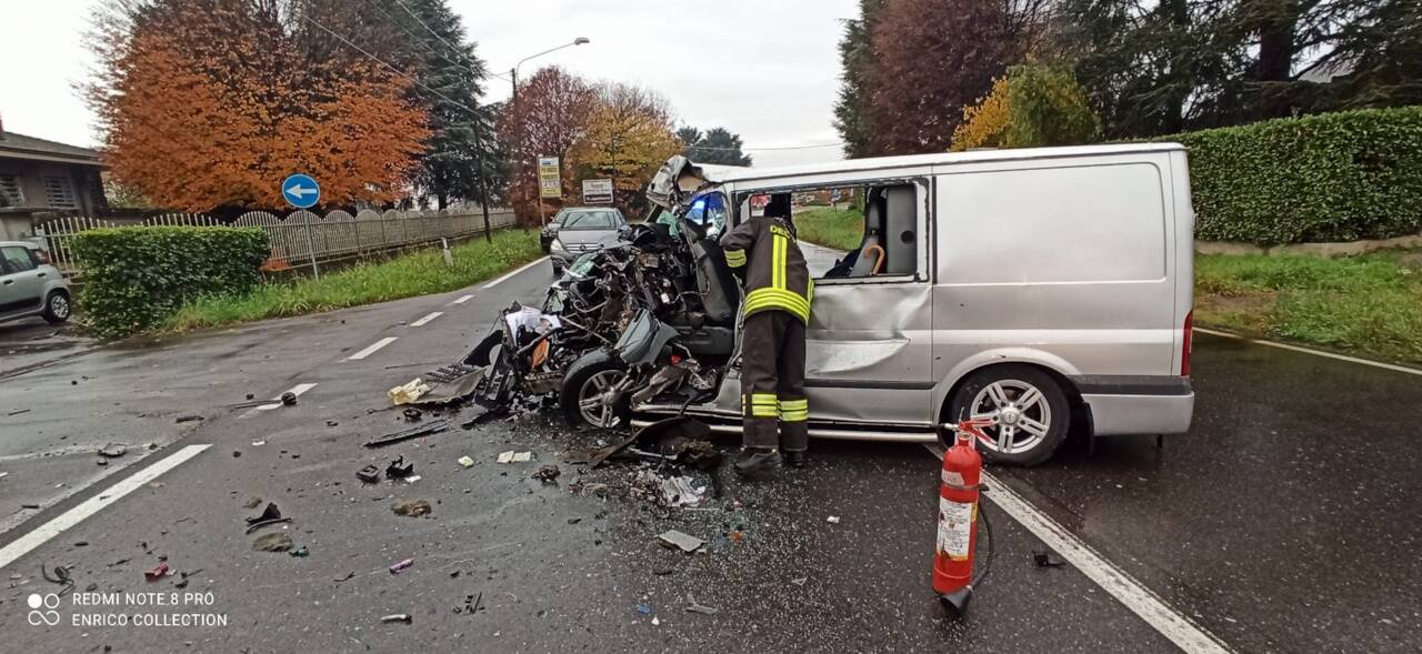 incidente bregnano provinciale furgone e camion immagini dei mezzi e soccorsi pompieri