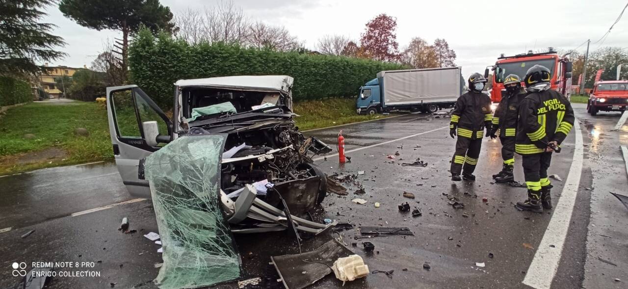 incidente bregnano provinciale furgone e camion immagini dei mezzi e soccorsi pompieri