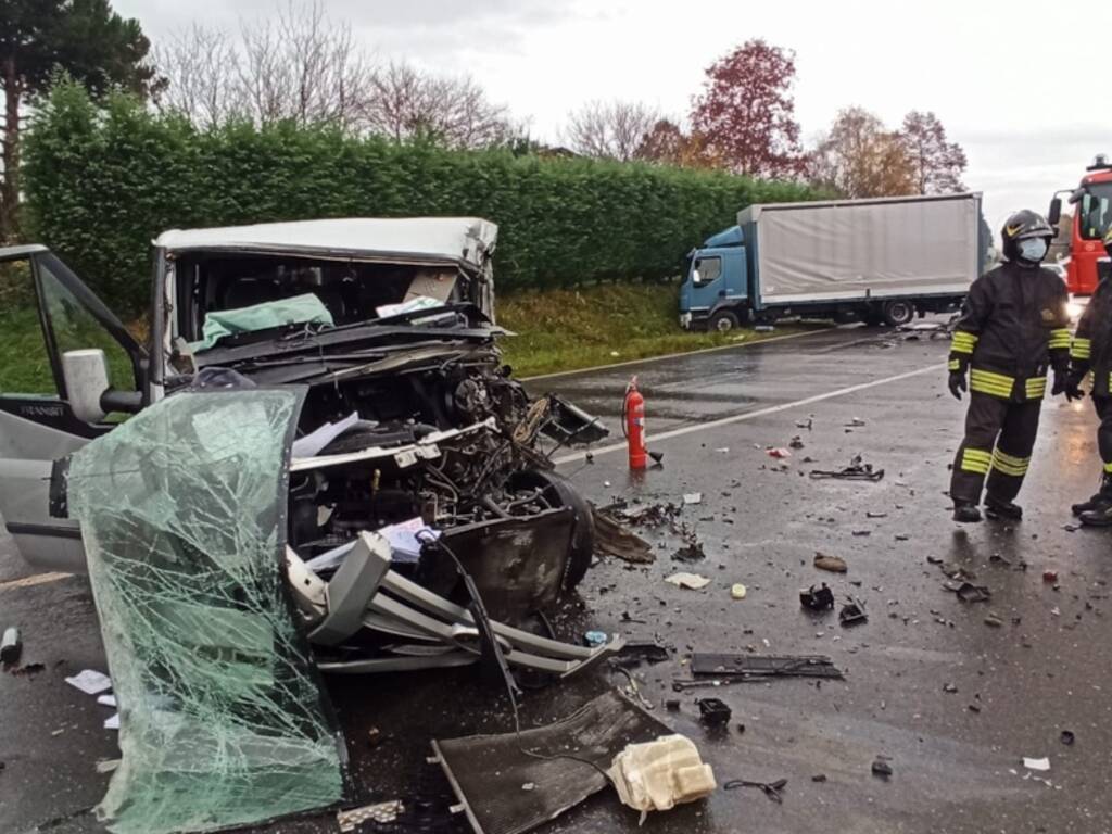incidente bregnano provinciale furgone e camion immagini dei mezzi e soccorsi pompieri