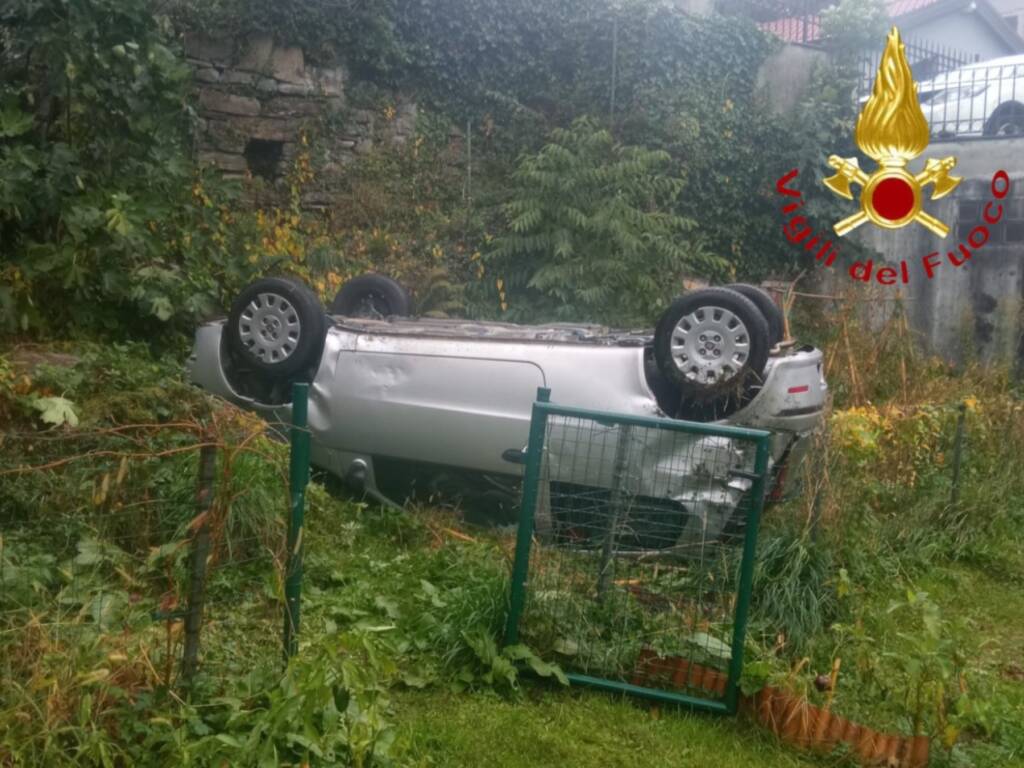 incidente torno auto nella scarpata ribaltata