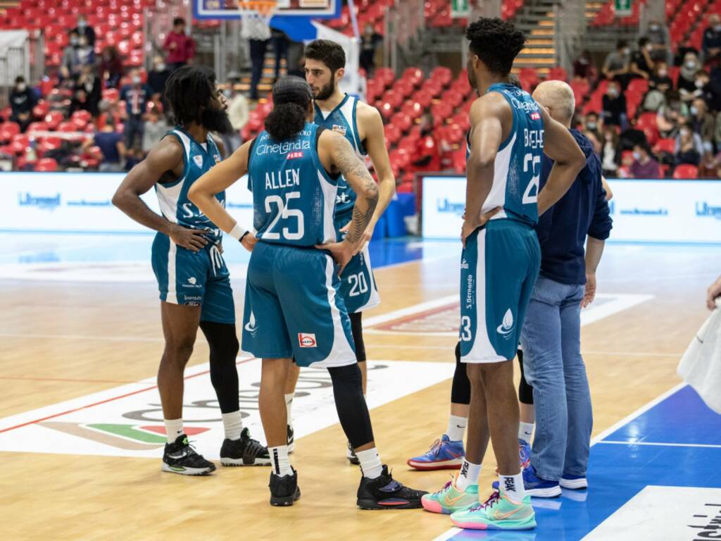 pallacanestro cantù basket maschile sconfitta a piacenza contro assigeco squadre e sodini